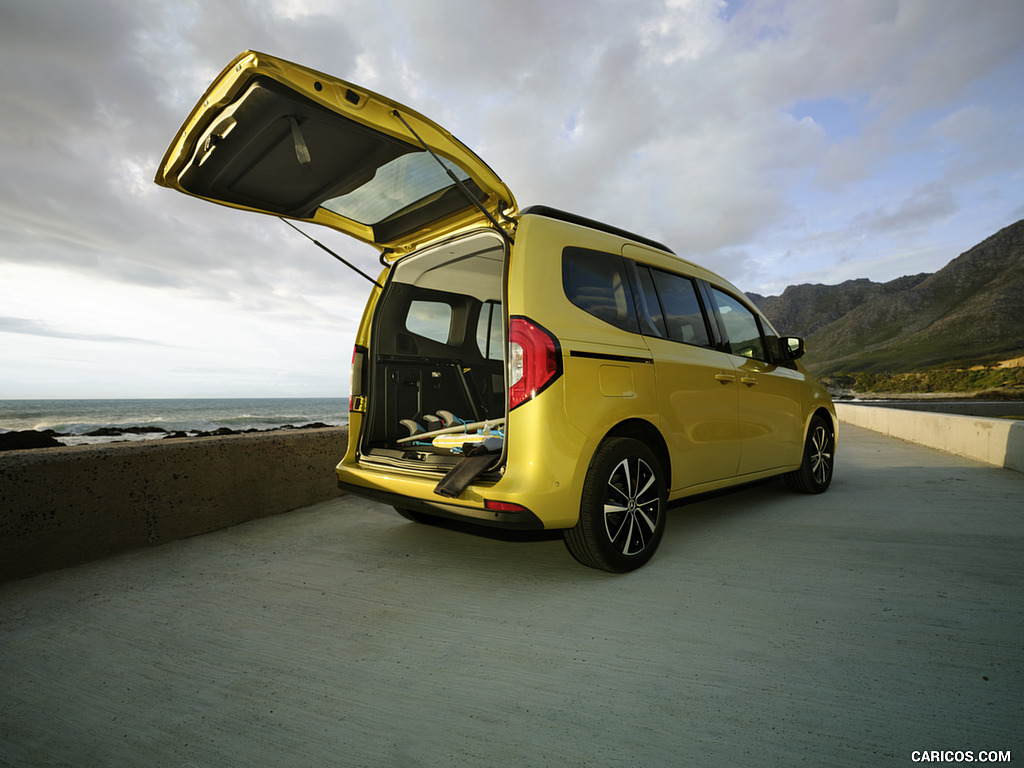 2023 Mercedes-Benz T-Class (Color: Limonite Yellow Metallic) - Detail