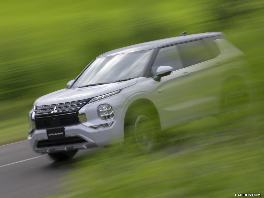 2023 Mitsubishi Outlander PHEV - Front Three-Quarter