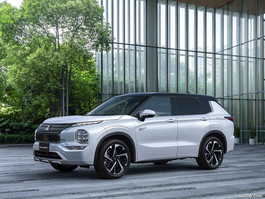 2023 Mitsubishi Outlander PHEV - Front Three-Quarter