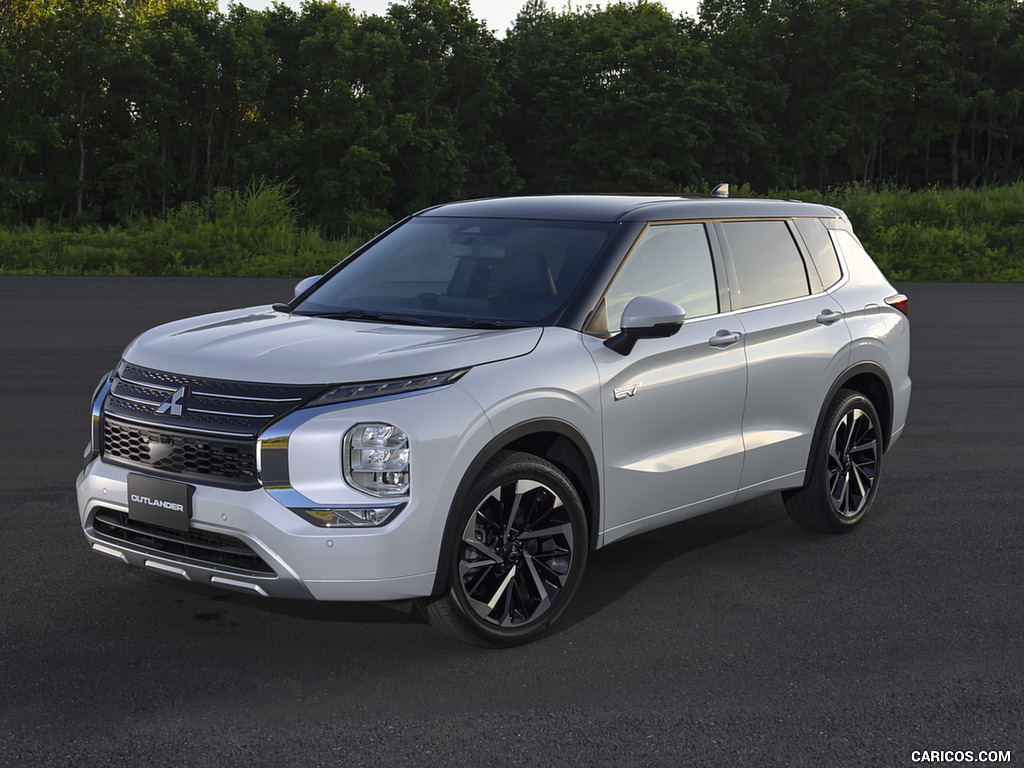 2023 Mitsubishi Outlander PHEV - Front Three-Quarter