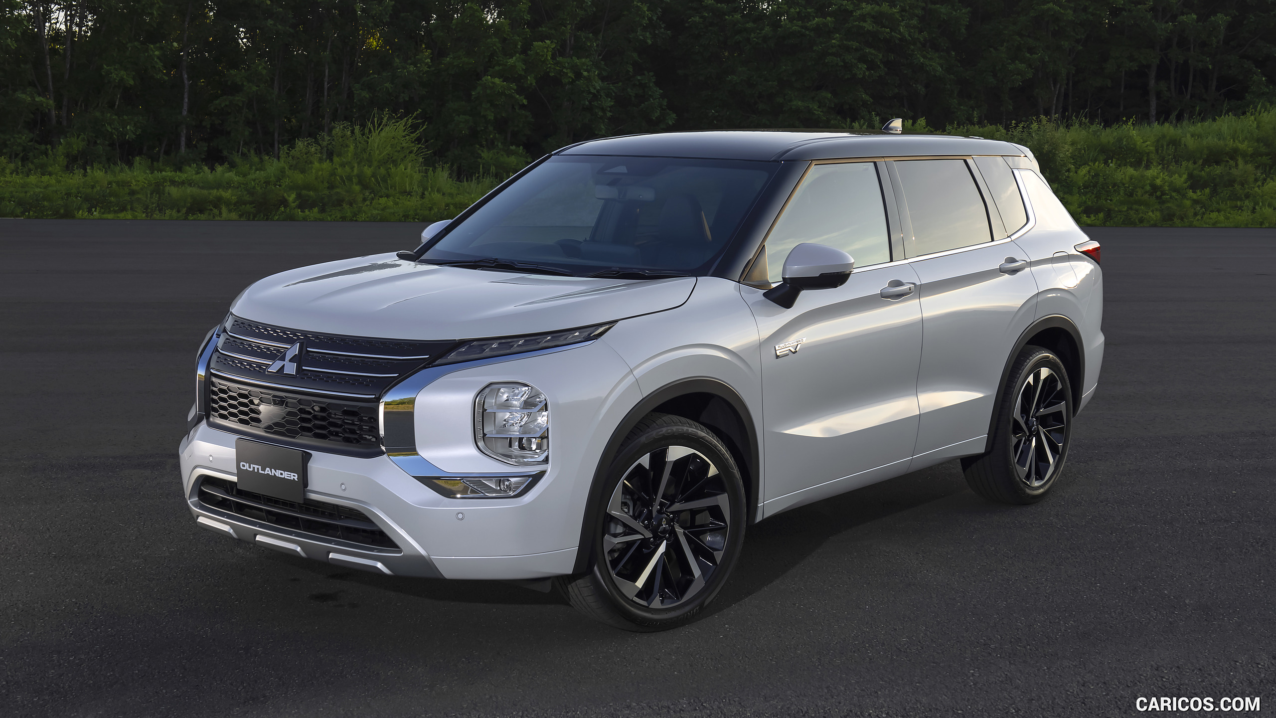 2023 Mitsubishi Outlander PHEV - Front Three-Quarter, #3 of 5