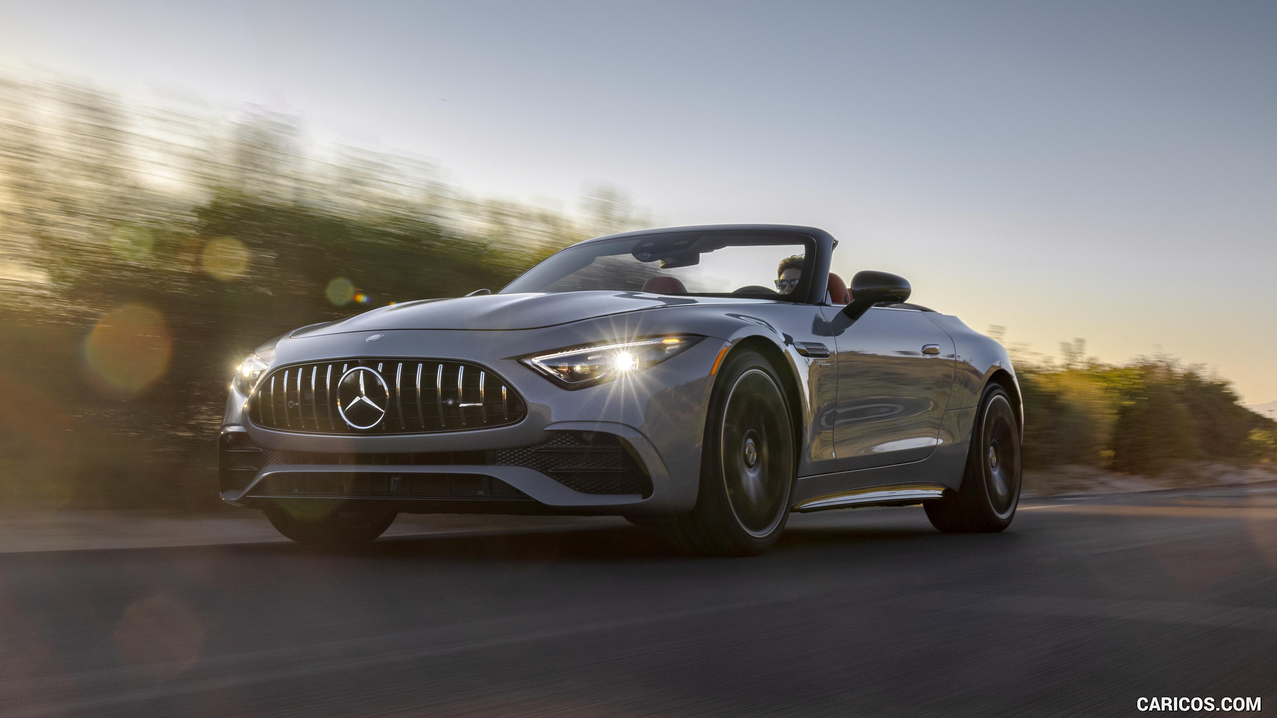 2024 MercedesAMG SL 43 (USSpec) Front ThreeQuarter Caricos