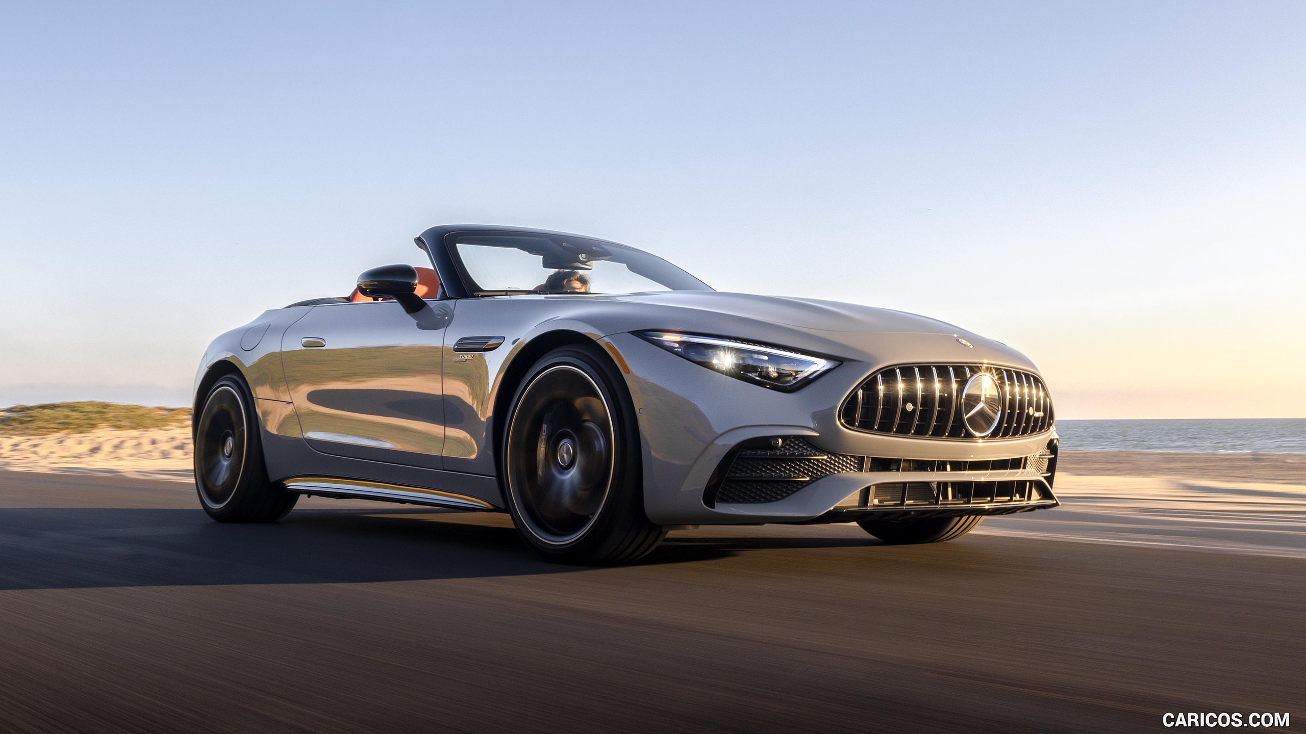 2024 MercedesAMG SL 43 (USSpec) Front ThreeQuarter Caricos