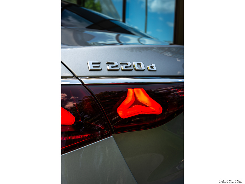 2024 Mercedes-Benz E 220 d 4MATIC (Color: High Tech Silver Metallic) - Tail Light