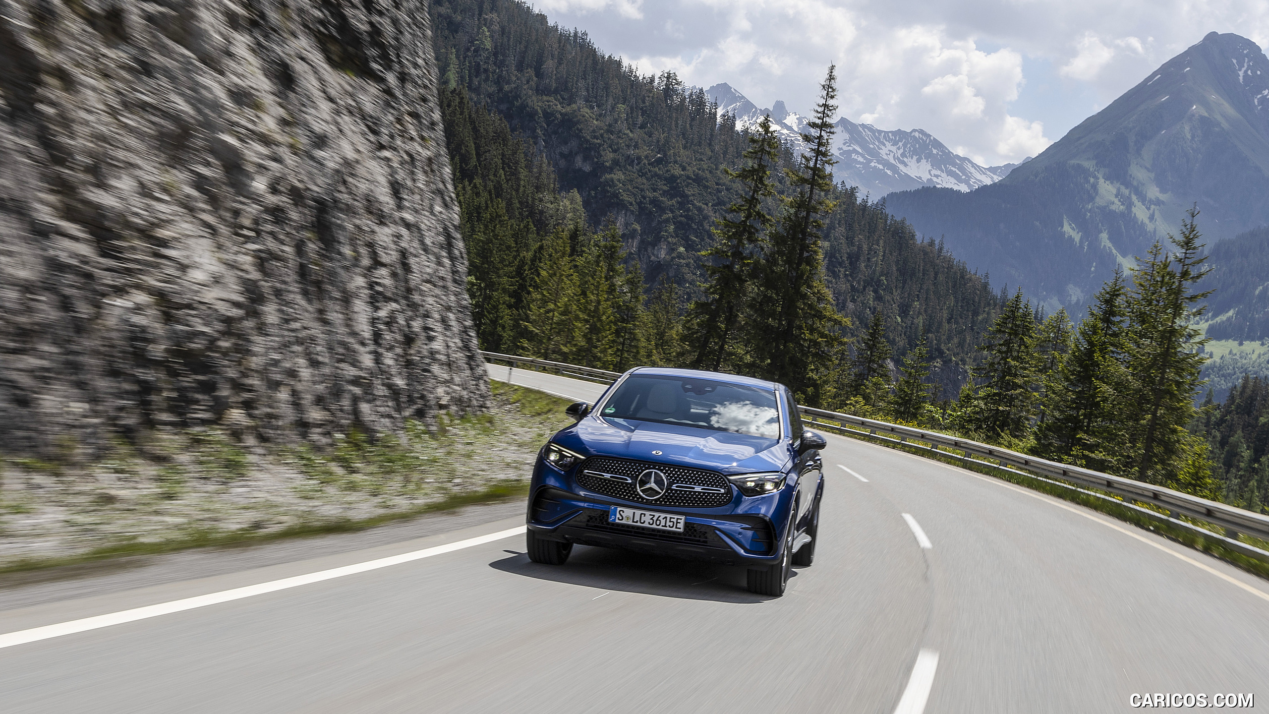 2024 Mercedes-Benz GLC 300 de 4MATIC Coupé AMG line (Color: Sectral blue) - Front, #36 of 182