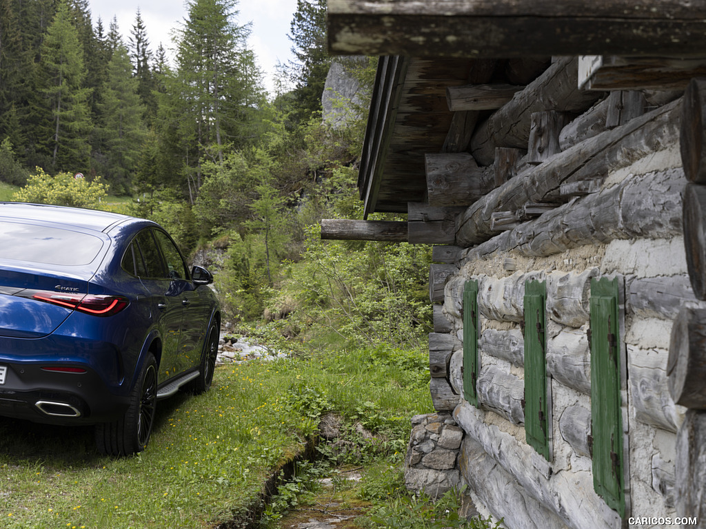 2024 Mercedes-Benz GLC 300 de 4MATIC Coupé AMG line (Color: Sectral blue) - Detail