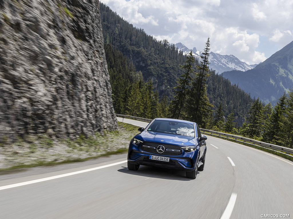 2024 Mercedes-Benz GLC 300 de 4MATIC Coupé AMG line (Color: Sectral blue) - Front