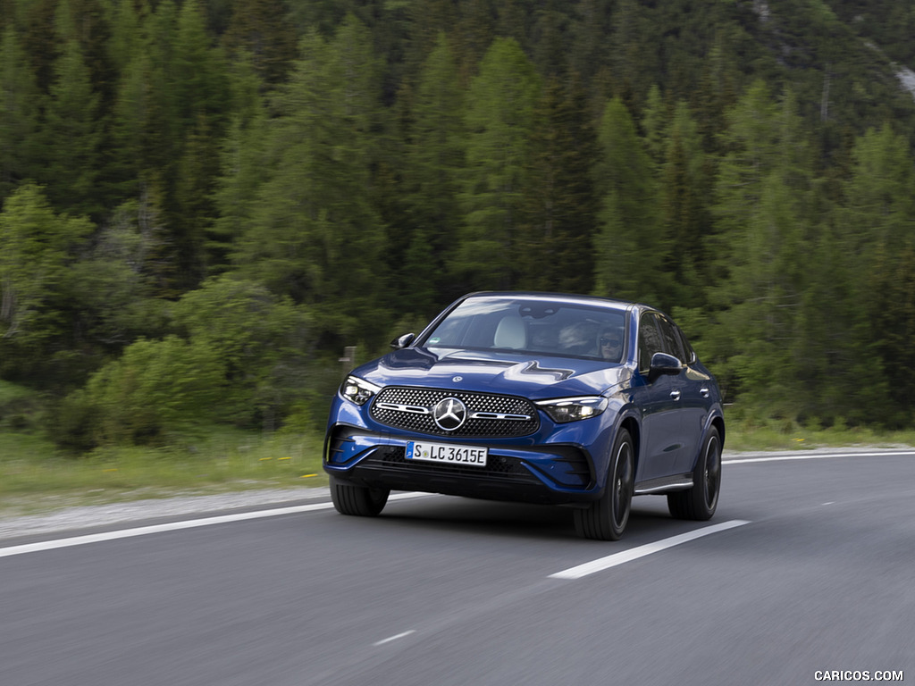 2024 Mercedes-Benz GLC 300 de 4MATIC Coupé AMG line (Color: Sectral blue) - Front