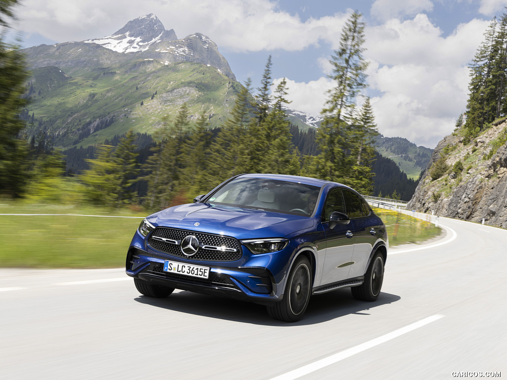 2024 Mercedes-Benz GLC 300 de 4MATIC Coupé AMG line (Color: Sectral blue) - Front Three-Quarter