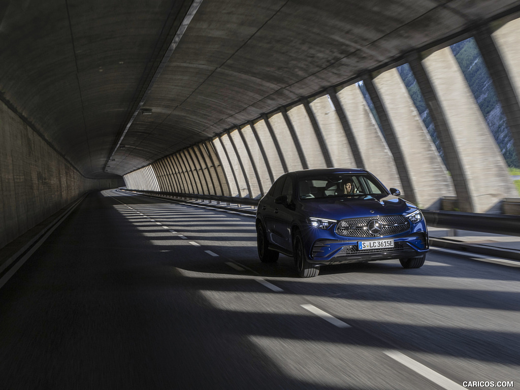 2024 Mercedes-Benz GLC 300 de 4MATIC Coupé AMG line (Color: Sectral blue) - Front Three-Quarter