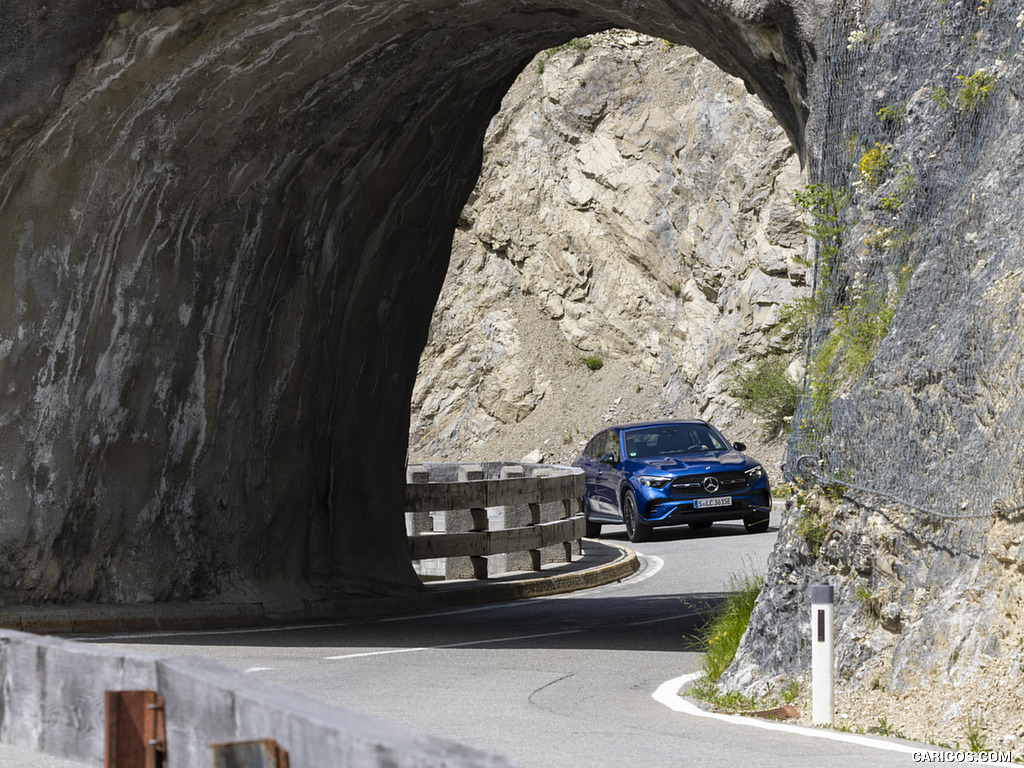 2024 Mercedes-Benz GLC 300 de 4MATIC Coupé AMG line (Color: Sectral blue) - Front Three-Quarter