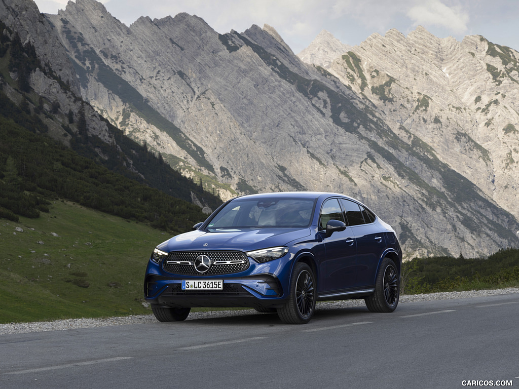 2024 Mercedes-Benz GLC 300 de 4MATIC Coupé AMG line (Color: Sectral blue) - Front Three-Quarter