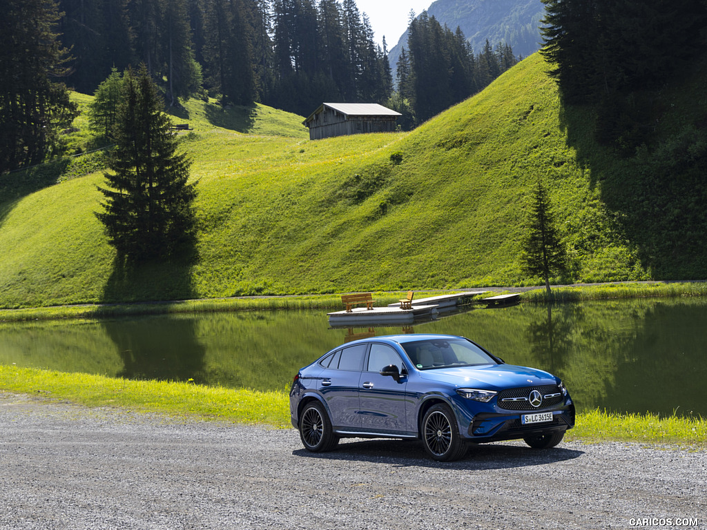 2024 Mercedes-Benz GLC 300 de 4MATIC Coupé AMG line (Color: Sectral blue) - Front Three-Quarter