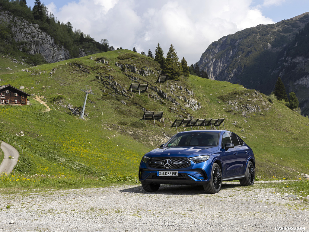 2024 Mercedes-Benz GLC 300 de 4MATIC Coupé AMG line (Color: Sectral blue) - Front Three-Quarter