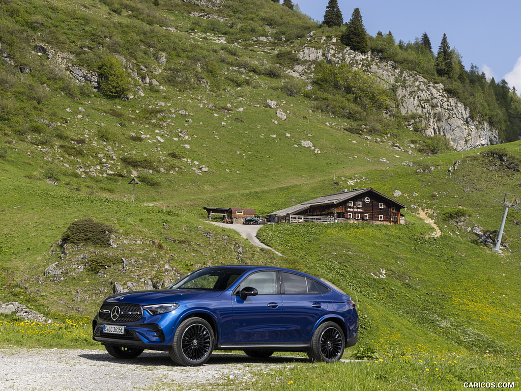 2024 Mercedes-Benz GLC 300 de 4MATIC Coupé AMG line (Color: Sectral blue) - Front Three-Quarter