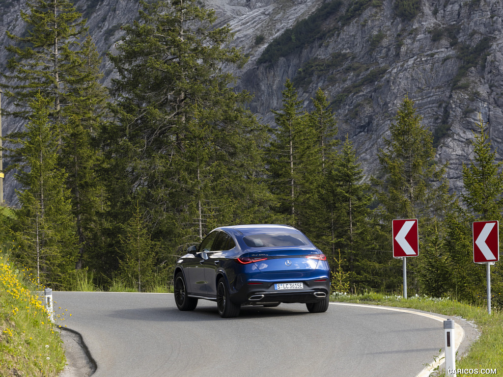 2024 Mercedes-Benz GLC 300 de 4MATIC Coupé AMG line (Color: Sectral blue) - Rear Three-Quarter