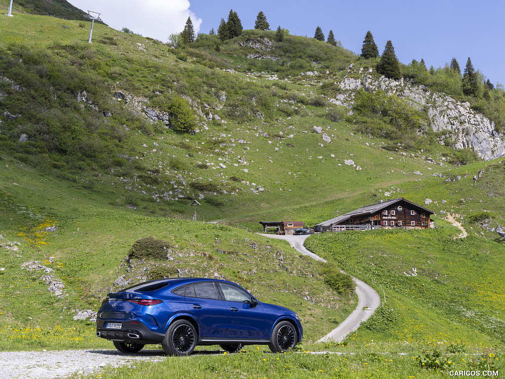 2024 Mercedes-Benz GLC 300 de 4MATIC Coupé AMG line (Color: Sectral blue) - Rear Three-Quarter