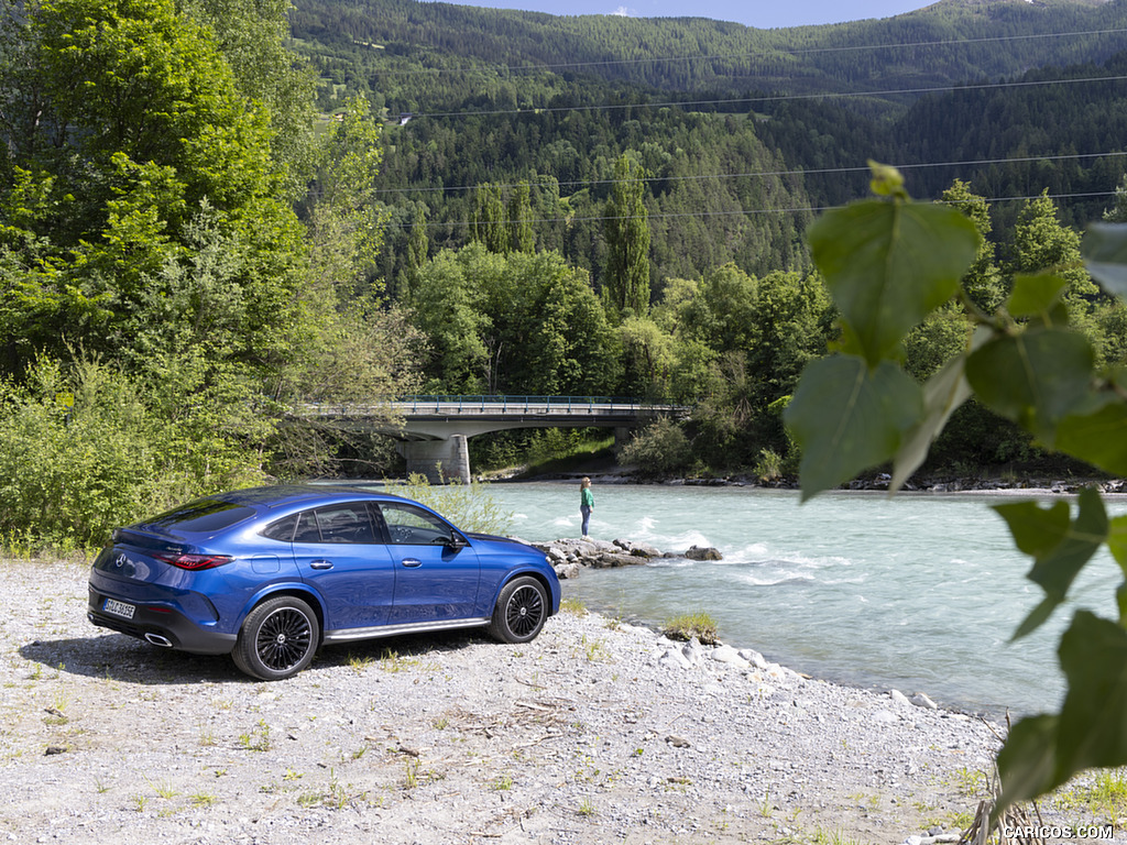 2024 Mercedes-Benz GLC 300 de 4MATIC Coupé AMG line (Color: Sectral blue) - Rear Three-Quarter