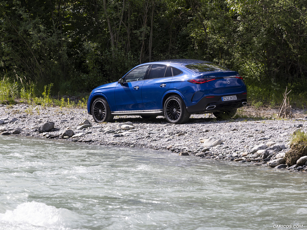 2024 Mercedes-Benz GLC 300 de 4MATIC Coupé AMG line (Color: Sectral blue) - Rear Three-Quarter