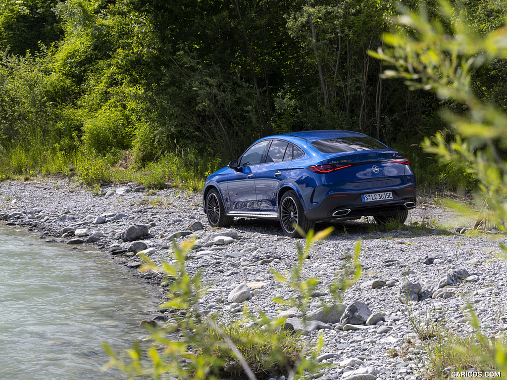 2024 Mercedes-Benz GLC 300 de 4MATIC Coupé AMG line (Color: Sectral blue) - Rear Three-Quarter