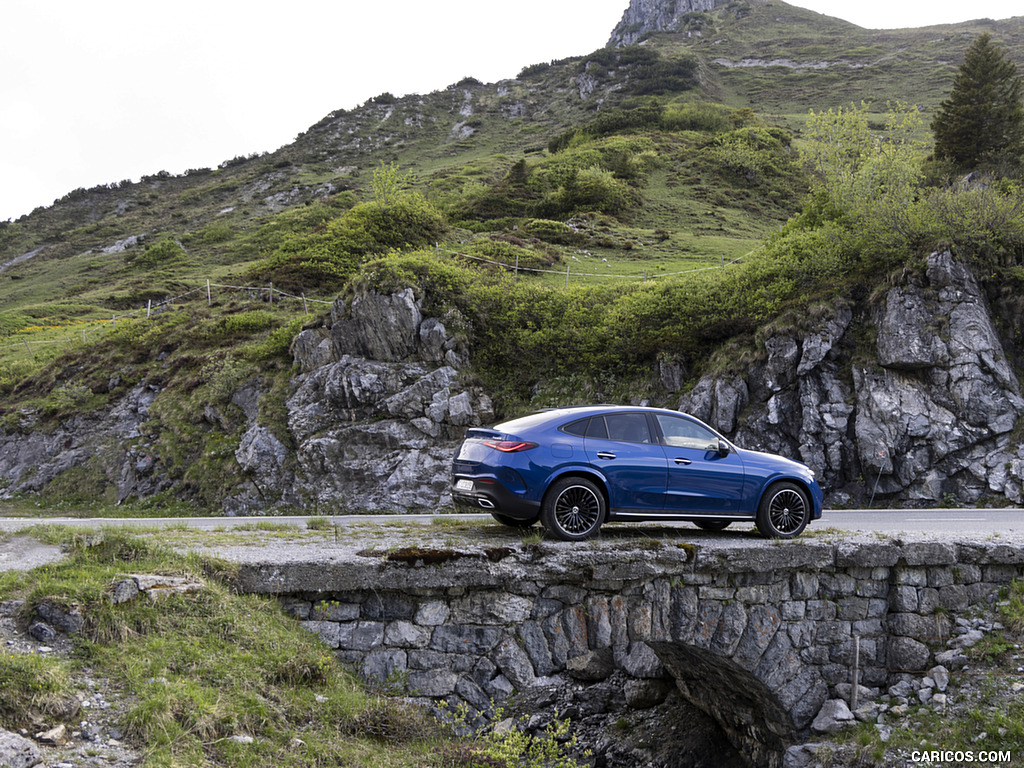 2024 Mercedes-Benz GLC 300 de 4MATIC Coupé AMG line (Color: Sectral blue) - Side