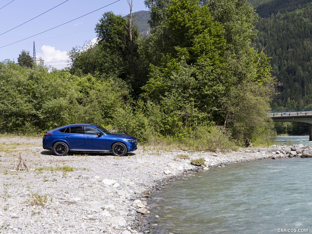 2024 Mercedes-Benz GLC 300 de 4MATIC Coupé AMG line (Color: Sectral blue) - Side