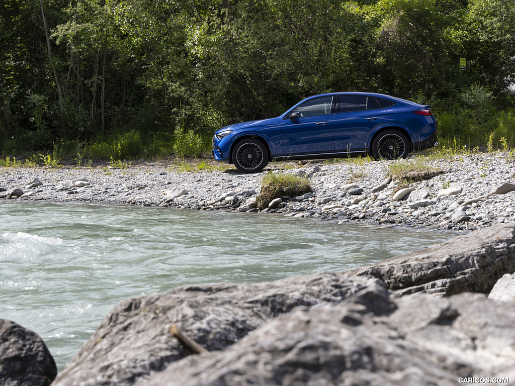 2024 Mercedes-Benz GLC 300 de 4MATIC Coupé AMG line (Color: Sectral blue) - Side