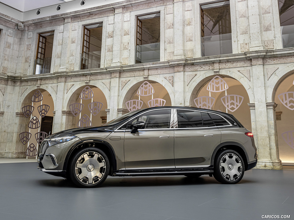 2024 Mercedes-Maybach EQS 680 SUV (Color: Velvet Brown / Onyx Black)