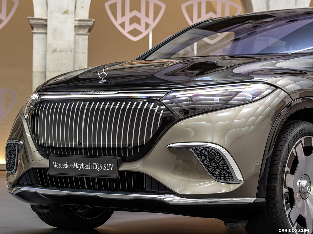 2024 Mercedes-Maybach EQS 680 SUV (Color: Velvet Brown / Onyx Black)