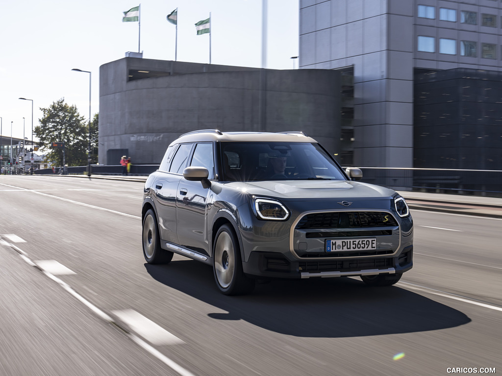 2025 MINI Countryman SE ALL4 - Front Three-Quarter