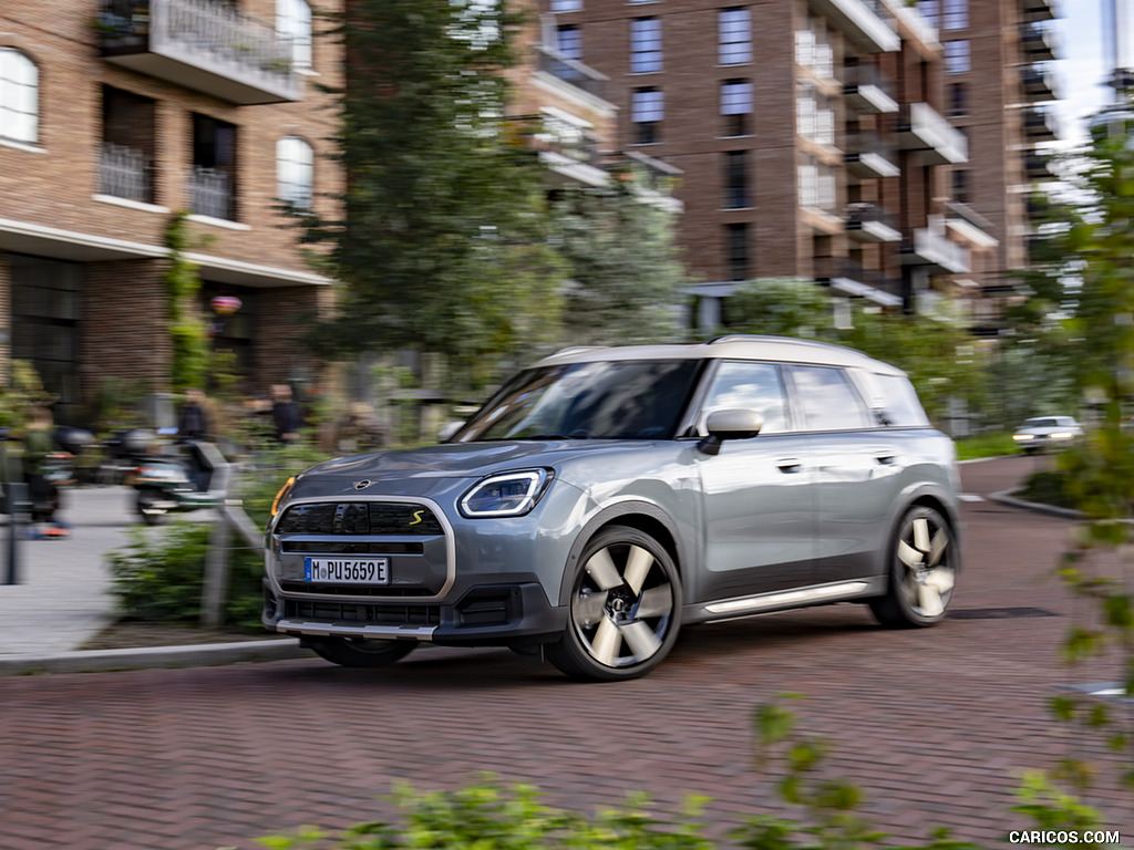 2025 MINI Countryman SE ALL4 - Front Three-Quarter