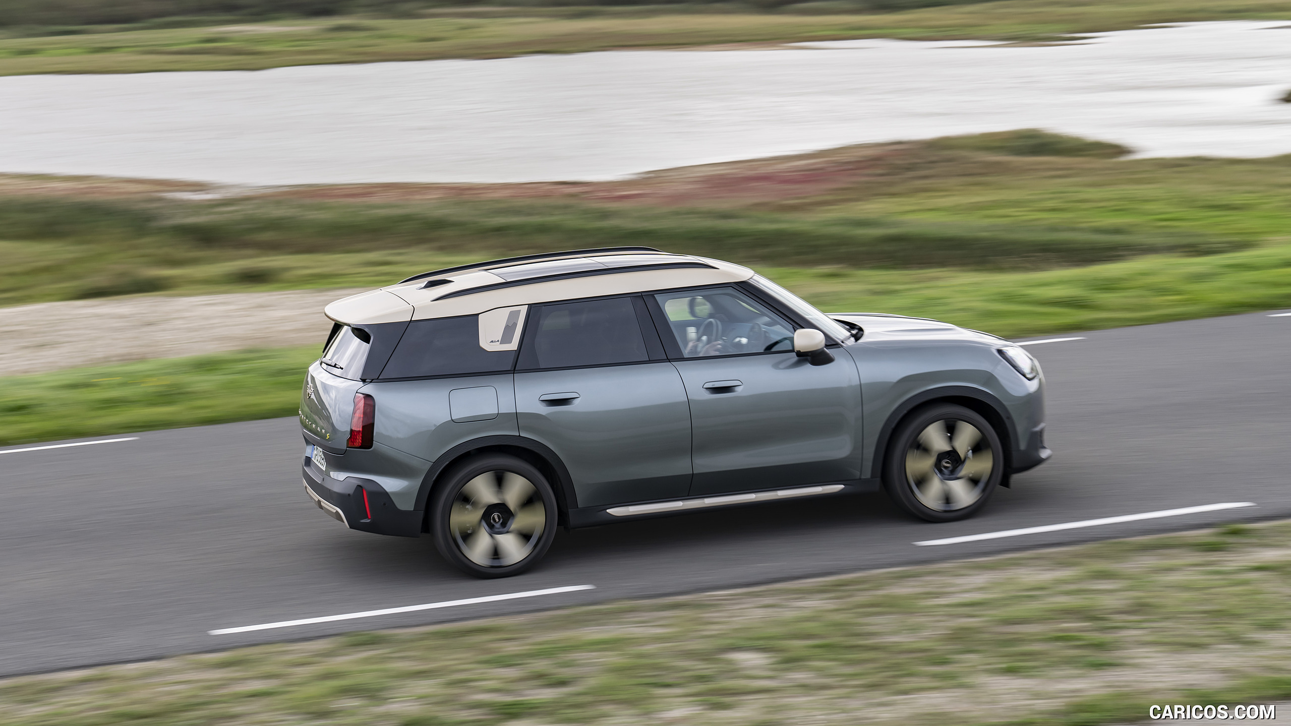 2025 MINI Countryman SE ALL4 - Side | Caricos