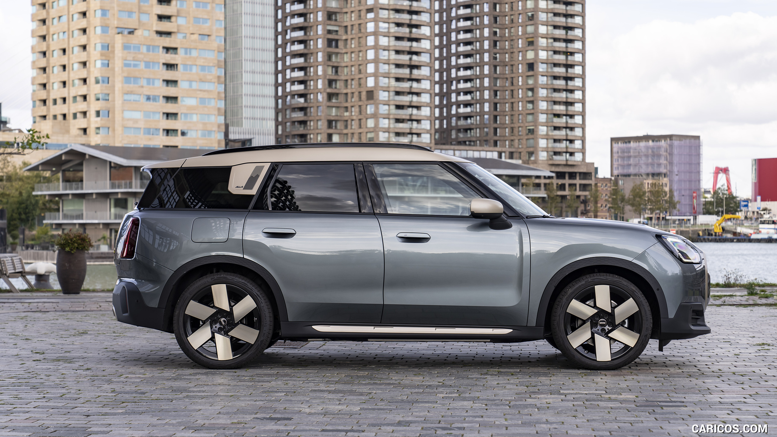 2025 MINI Countryman SE ALL4 Side Caricos