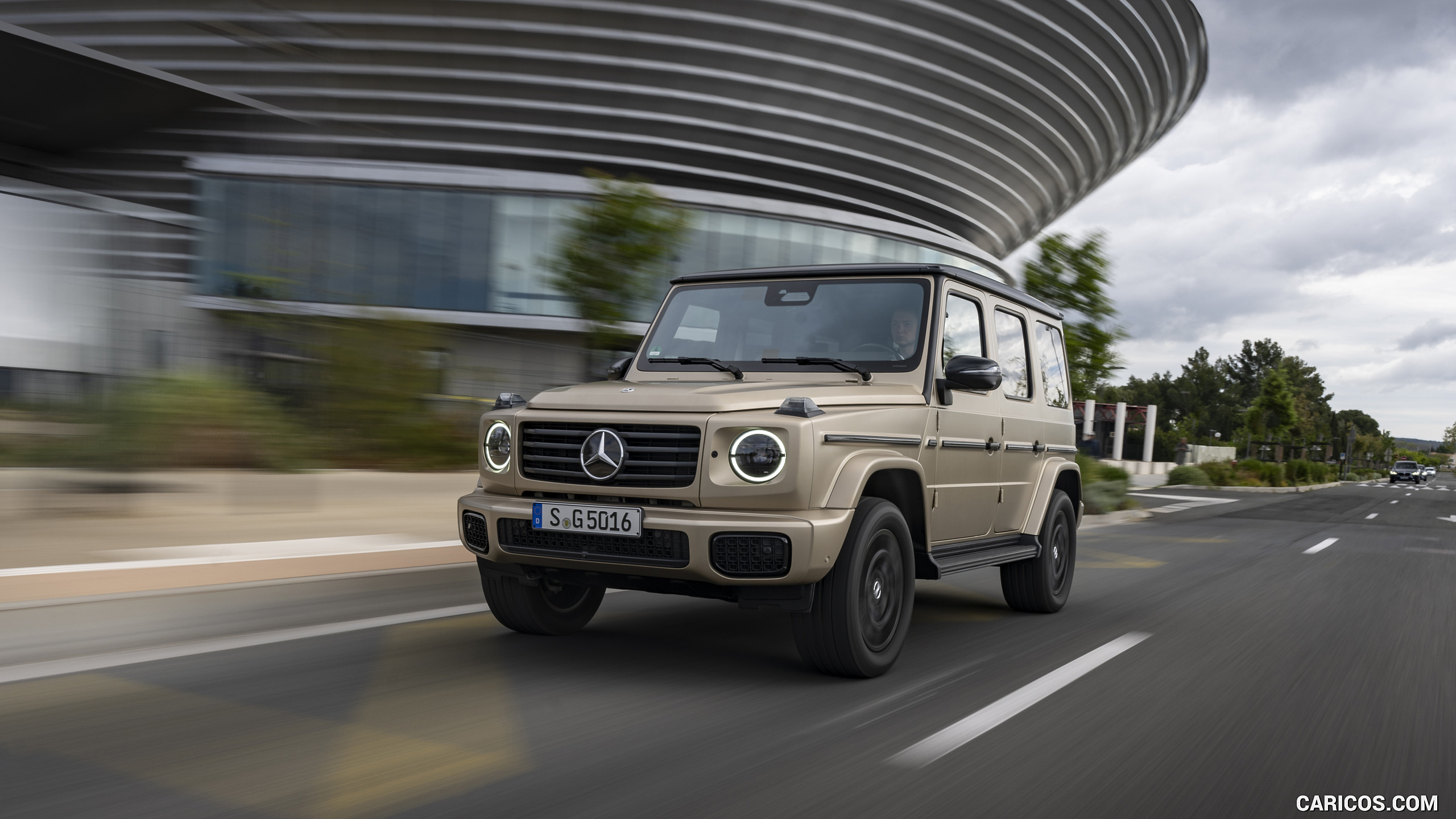 2025 Mercedes-Benz G 550 (Color: MANUFAKTUR Kalahari Gold Magno) - Front, #86 of 135