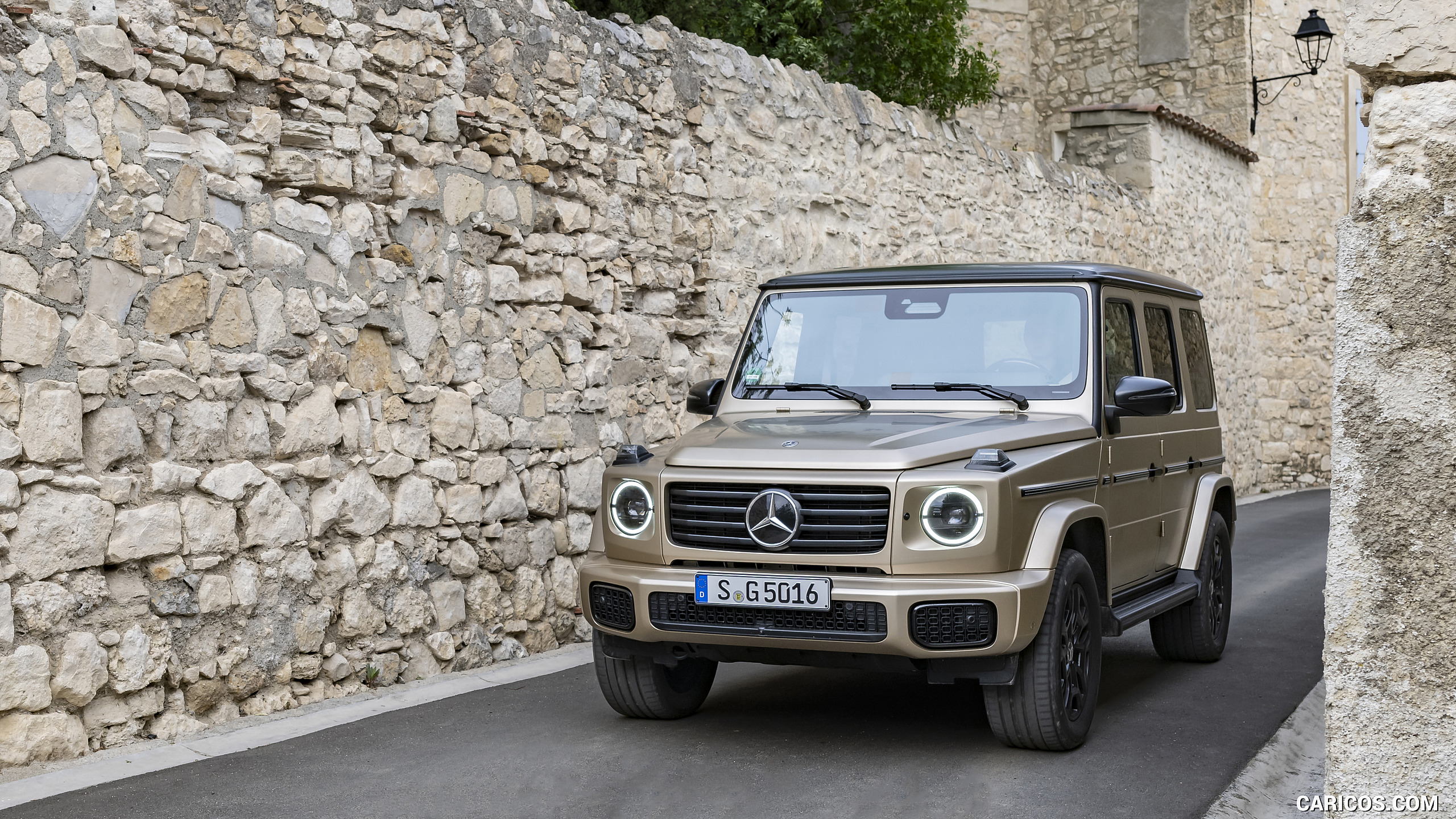 2025 Mercedes-Benz G 550 (Color: MANUFAKTUR Kalahari Gold Magno) - Front, #94 of 135