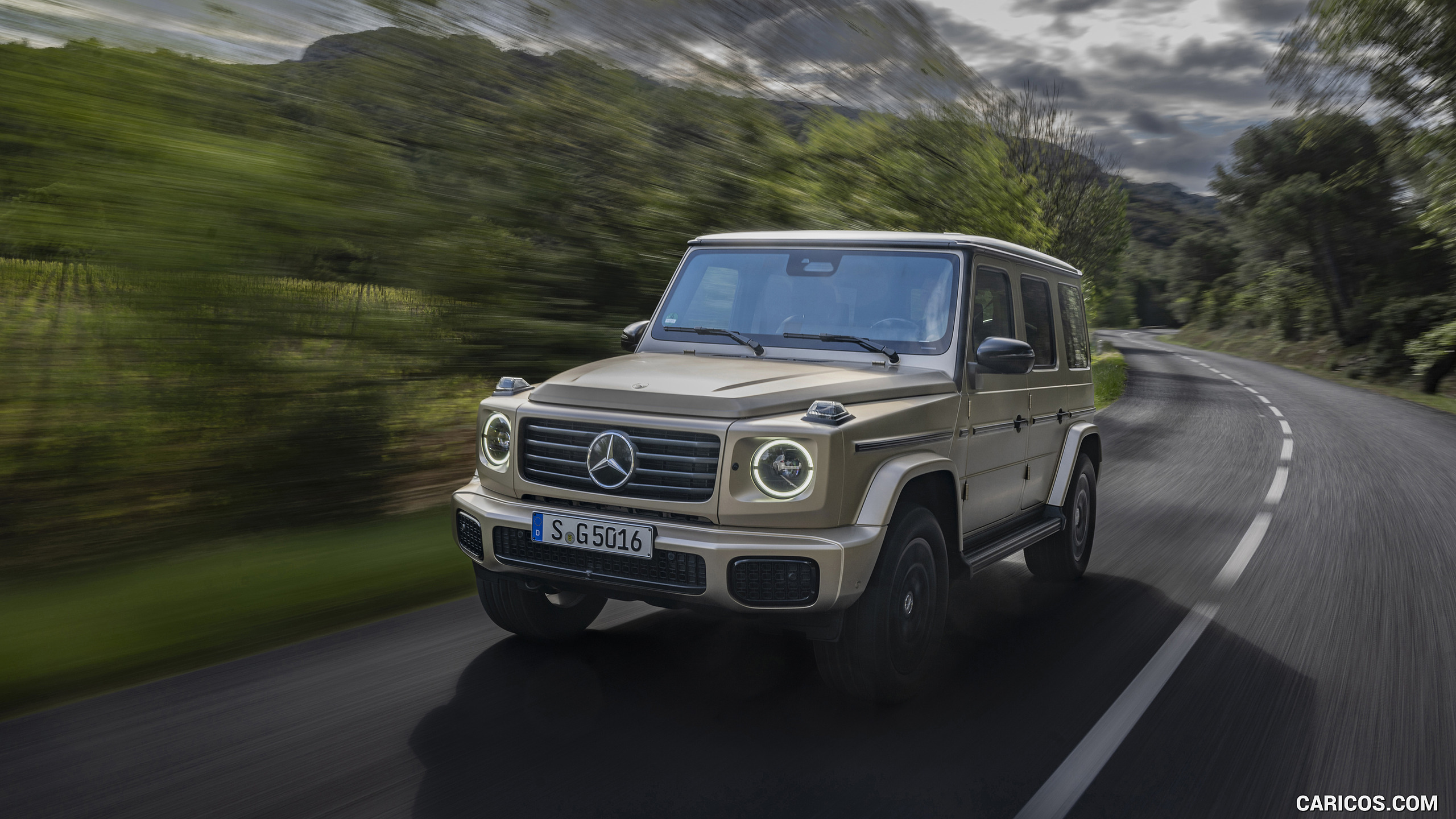 2025 Mercedes-Benz G 550 (Color: MANUFAKTUR Kalahari Gold Magno) - Front Three-Quarter, #76 of 135