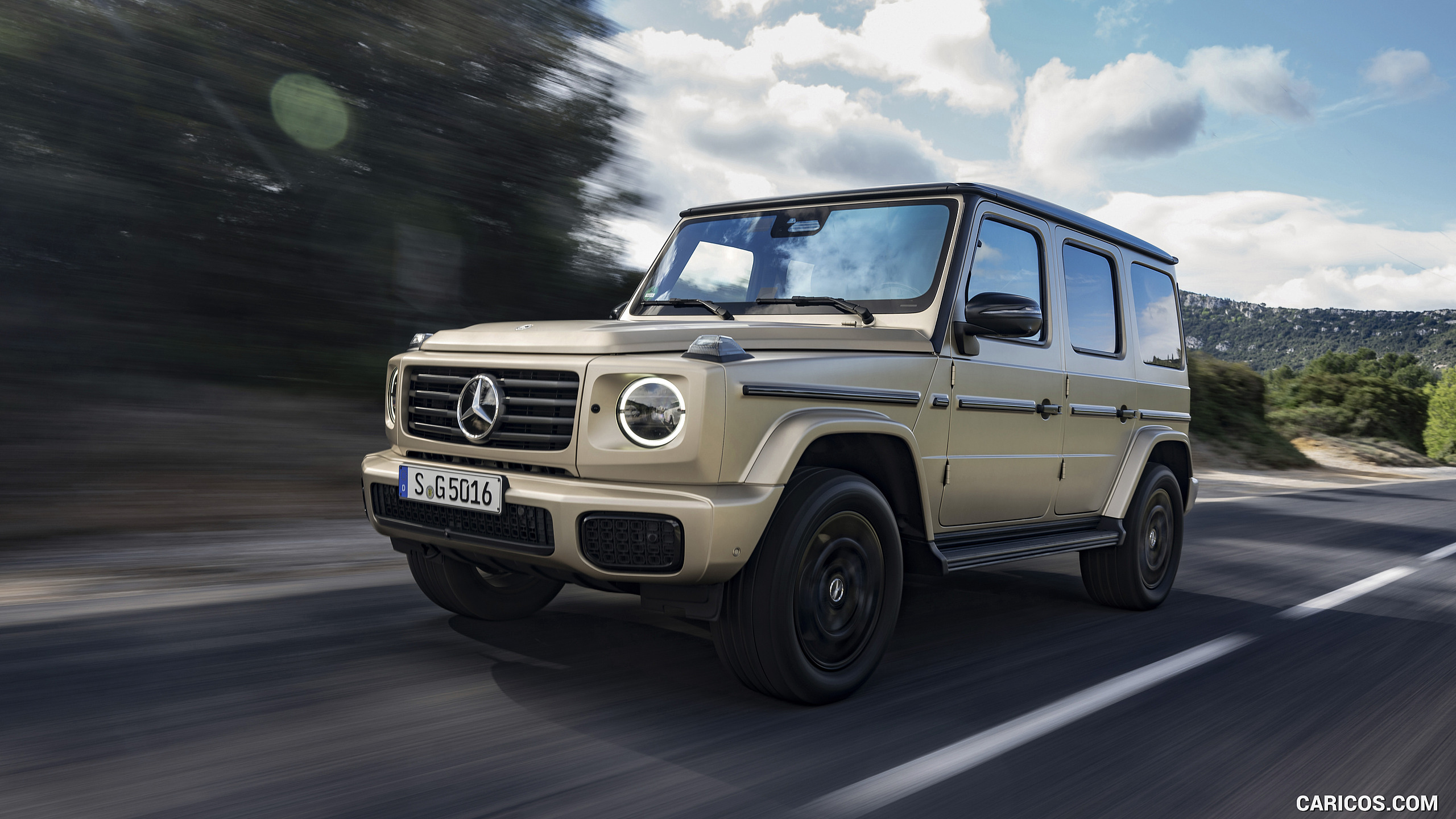 2025 Mercedes-Benz G 550 (Color: MANUFAKTUR Kalahari Gold Magno) - Front Three-Quarter, #77 of 135