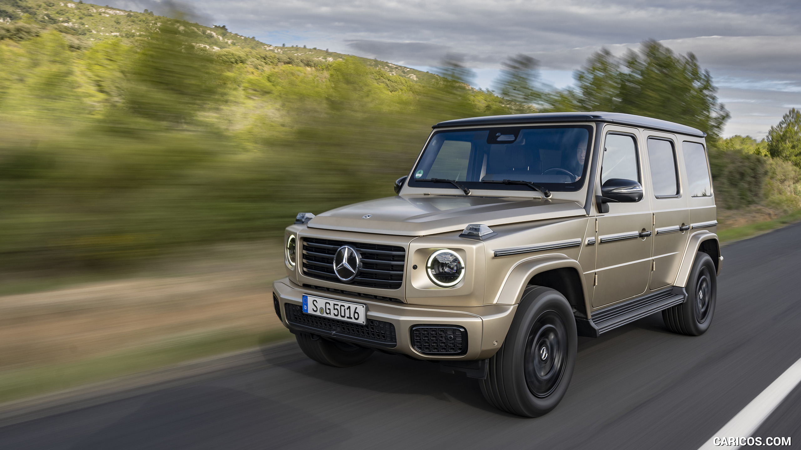 2025 Mercedes-Benz G 550 (Color: MANUFAKTUR Kalahari Gold Magno) - Front Three-Quarter, #78 of 135