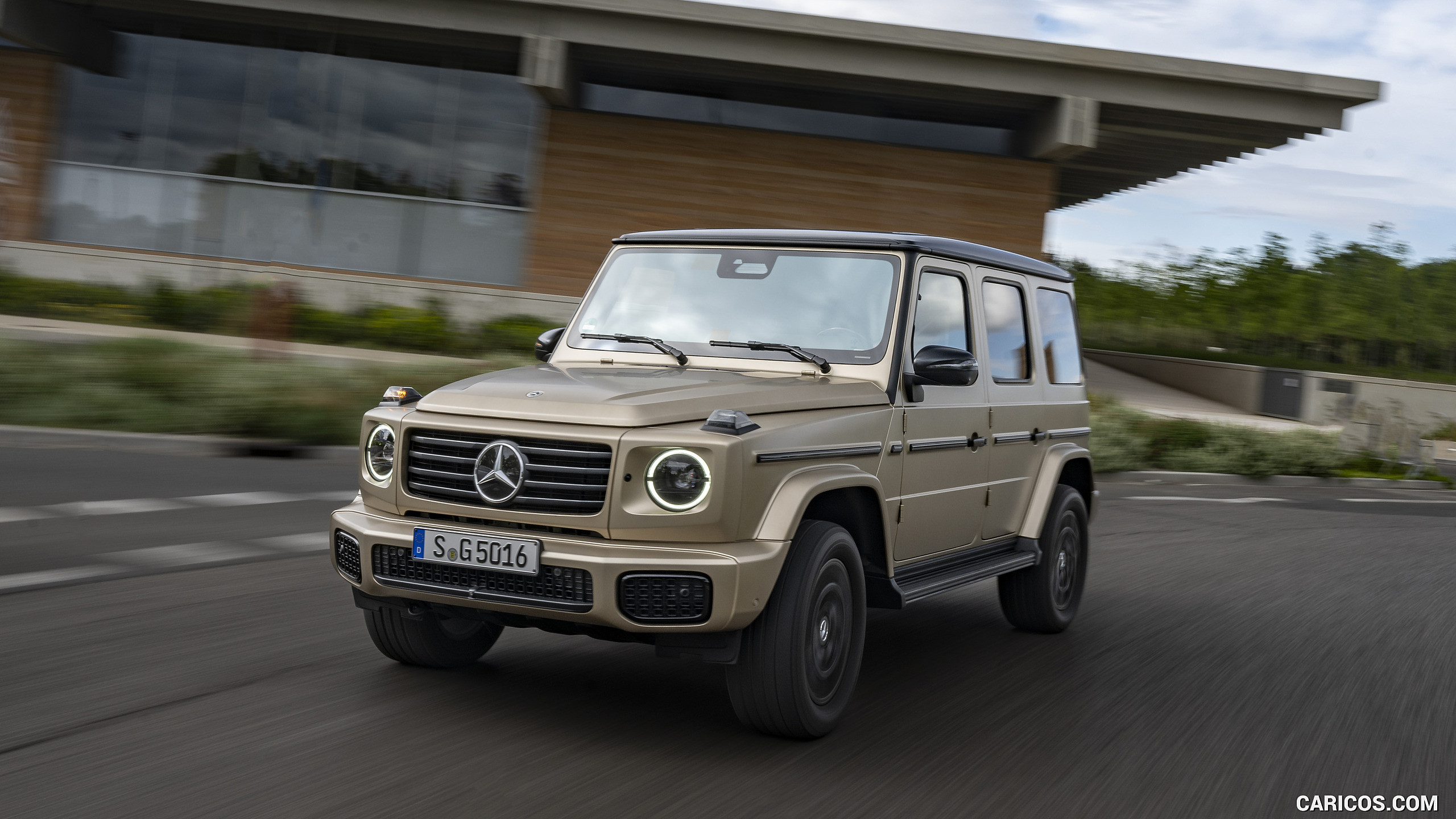 2025 Mercedes-Benz G 550 (Color: MANUFAKTUR Kalahari Gold Magno) - Front Three-Quarter, #85 of 135