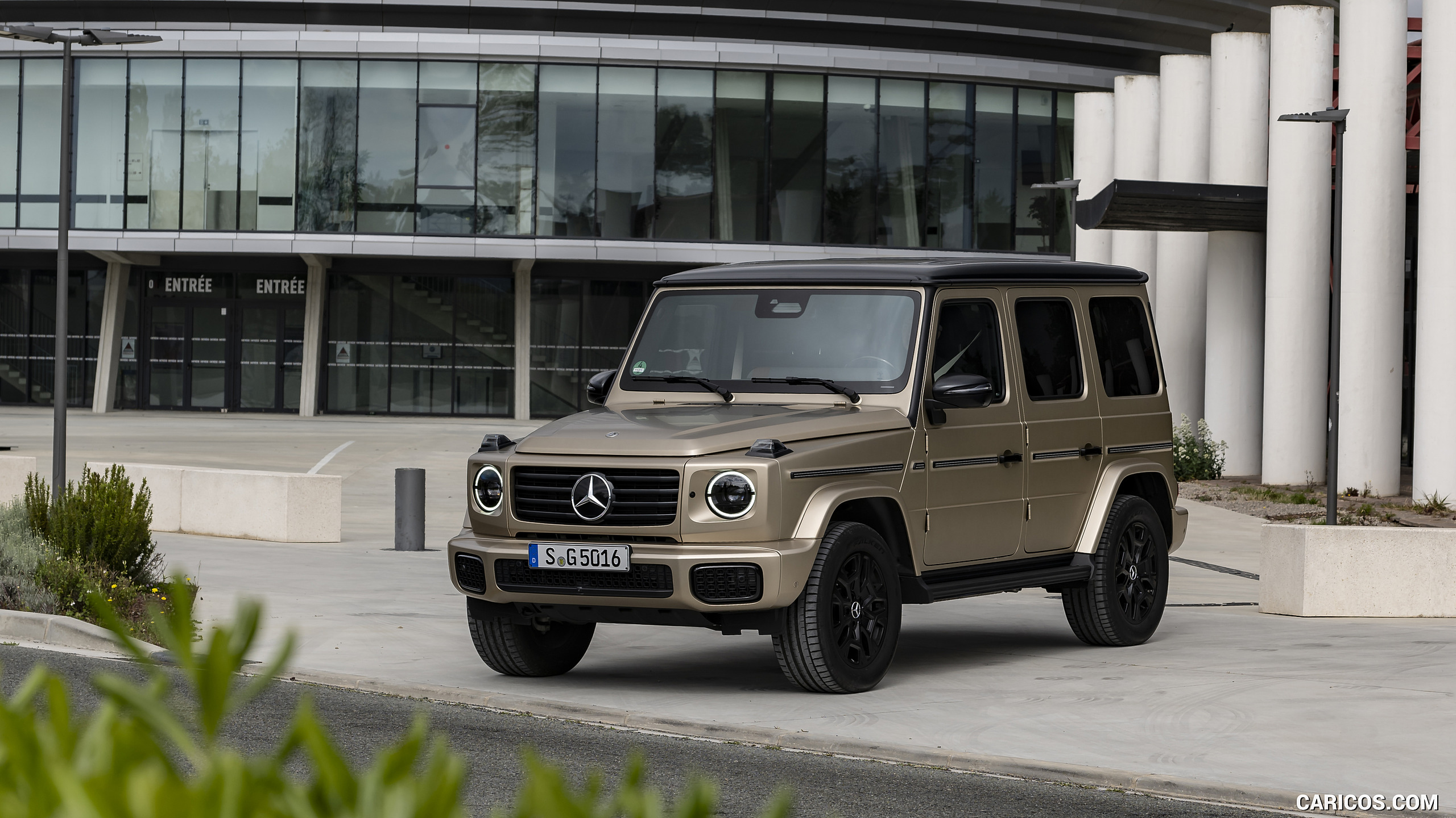 2025 Mercedes-Benz G 550 (Color: MANUFAKTUR Kalahari Gold Magno) - Front Three-Quarter, #95 of 135