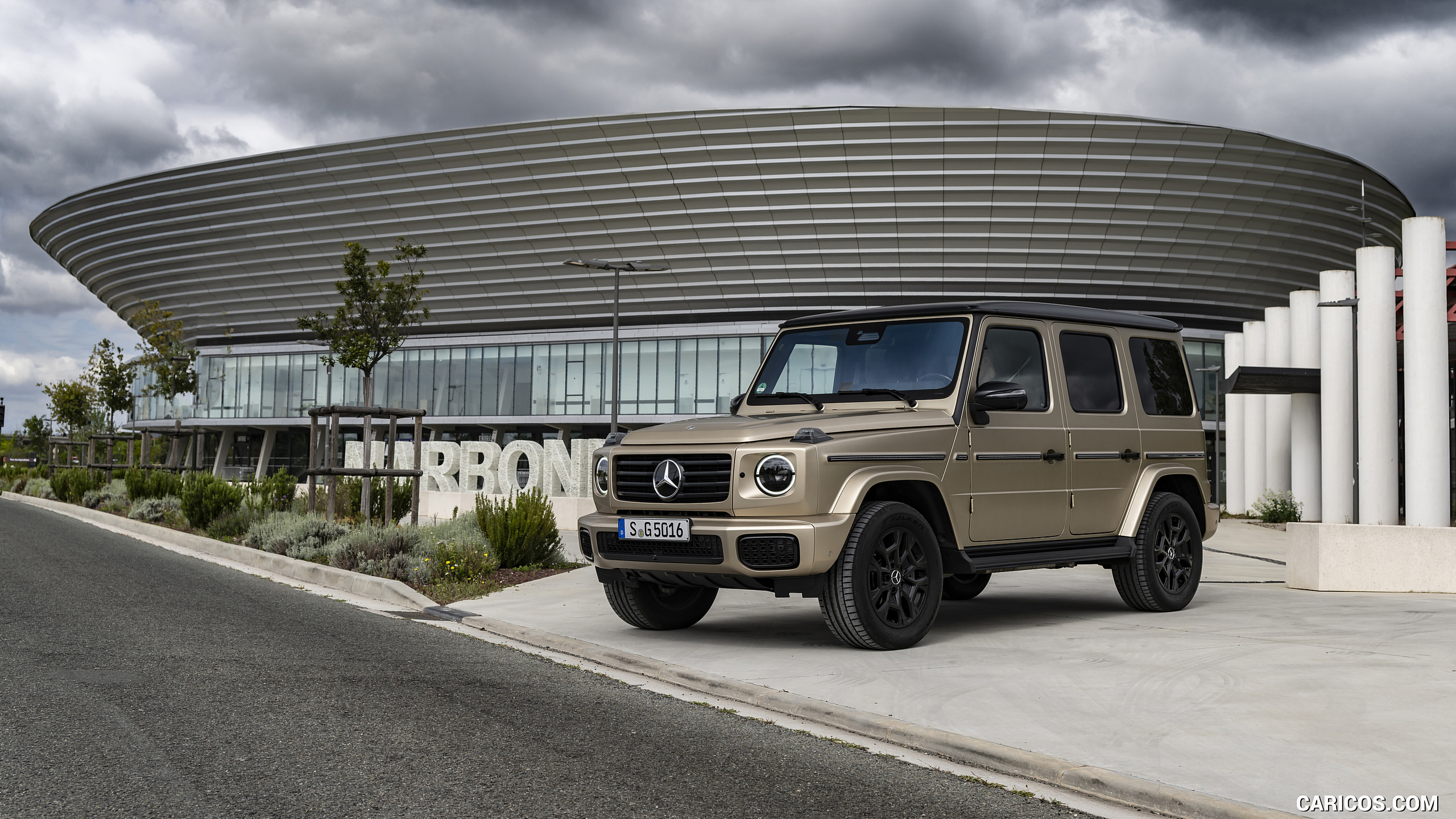 2025 Mercedes-Benz G 550 (Color: MANUFAKTUR Kalahari Gold Magno) - Front Three-Quarter, #96 of 135