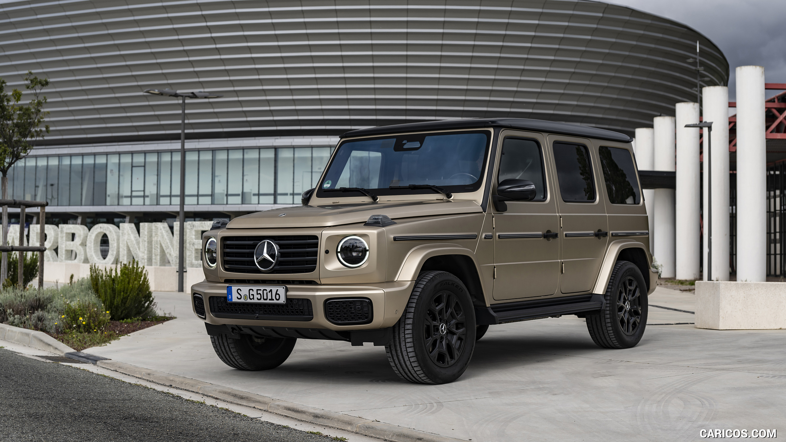 2025 Mercedes-Benz G 550 (Color: MANUFAKTUR Kalahari Gold Magno) - Front Three-Quarter, #97 of 135