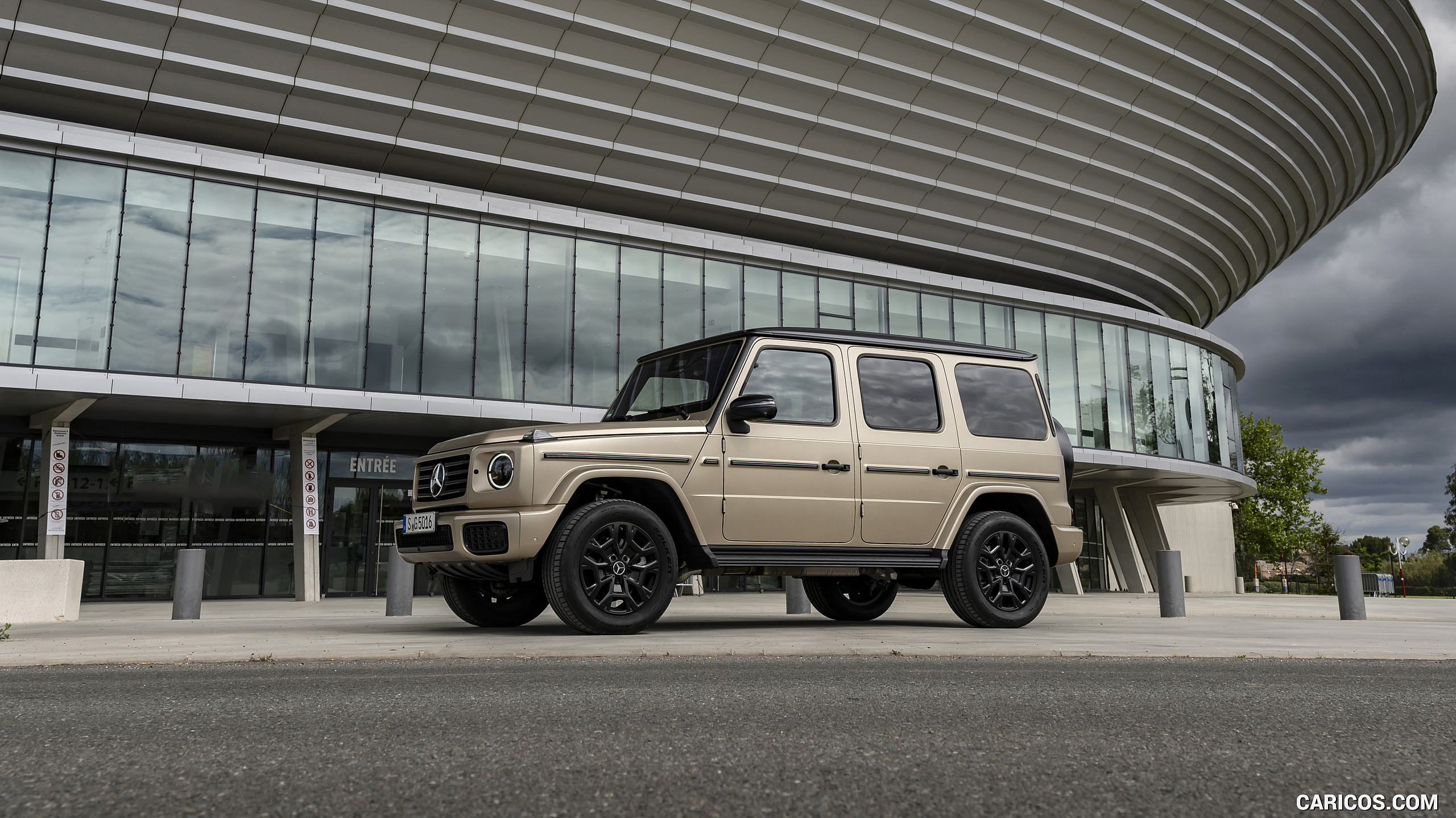 2025 Mercedes-Benz G 550 (Color: MANUFAKTUR Kalahari Gold Magno) - Front Three-Quarter, #98 of 135