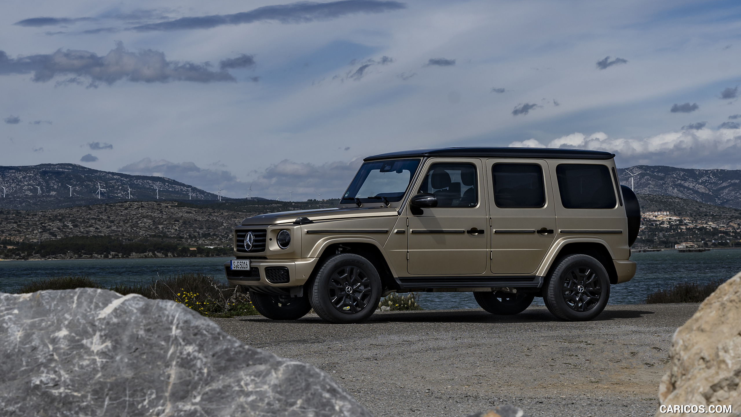 2025 Mercedes-Benz G 550 (Color: MANUFAKTUR Kalahari Gold Magno) - Front Three-Quarter, #102 of 135