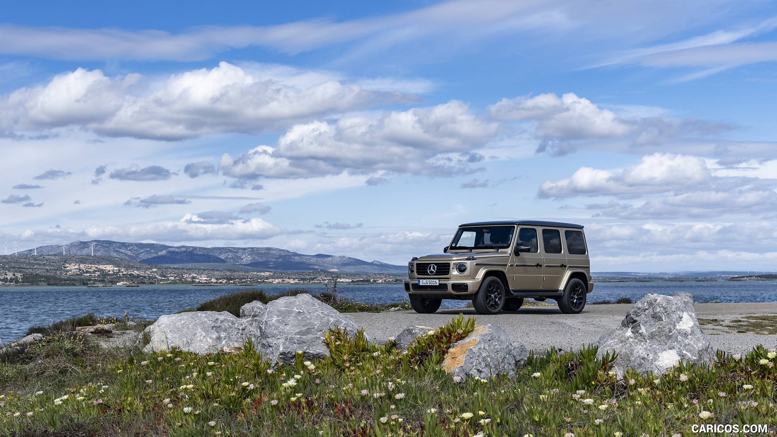 2025 Mercedes-Benz G 550 (Color: MANUFAKTUR Kalahari Gold Magno) - Front Three-Quarter, #103 of 135