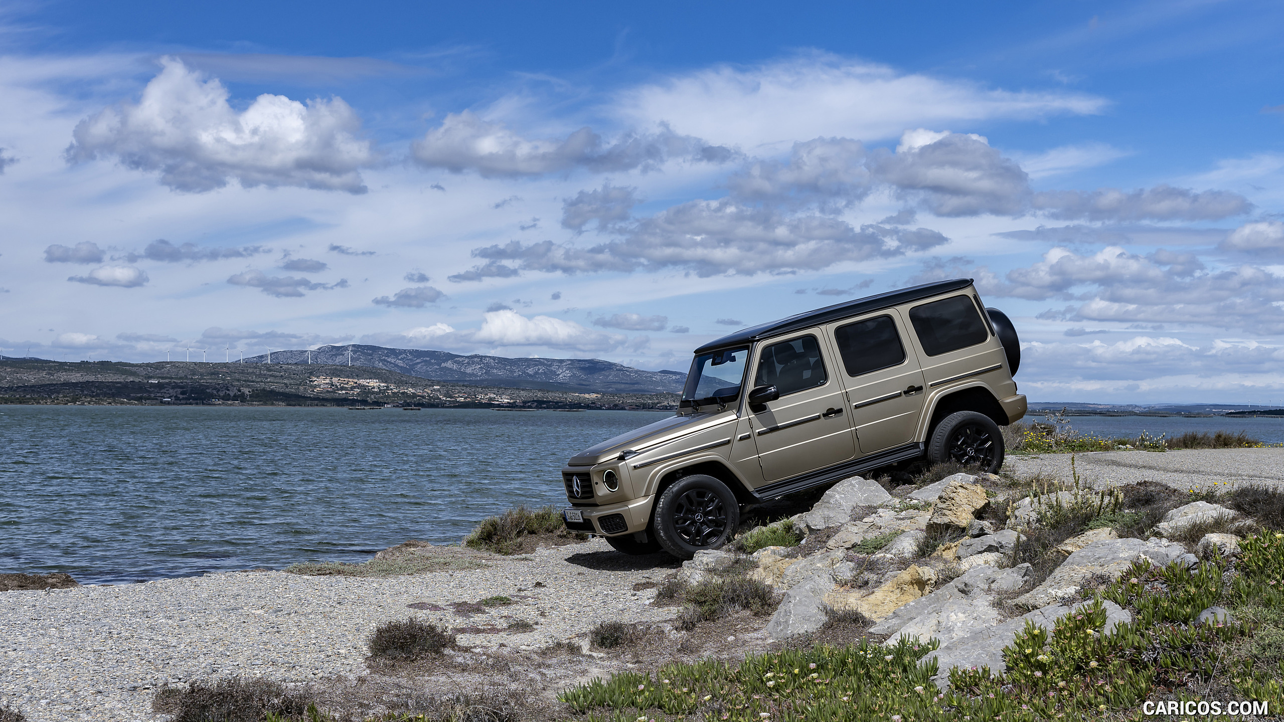 2025 Mercedes-Benz G 550 (Color: MANUFAKTUR Kalahari Gold Magno) - Front Three-Quarter, #104 of 135