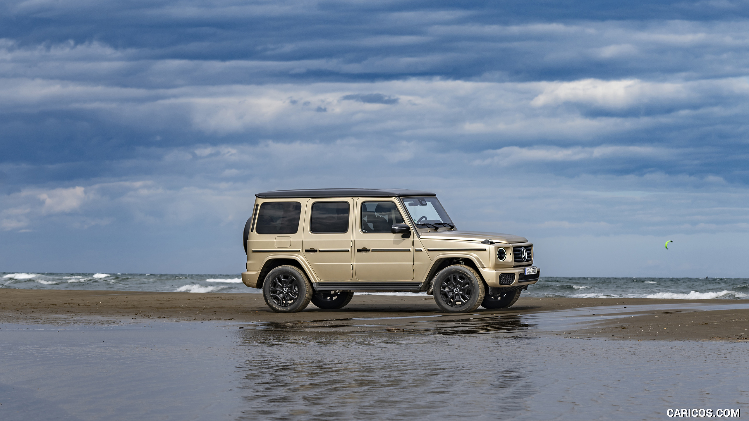 2025 Mercedes-Benz G 550 (Color: MANUFAKTUR Kalahari Gold Magno) - Front Three-Quarter, #109 of 135