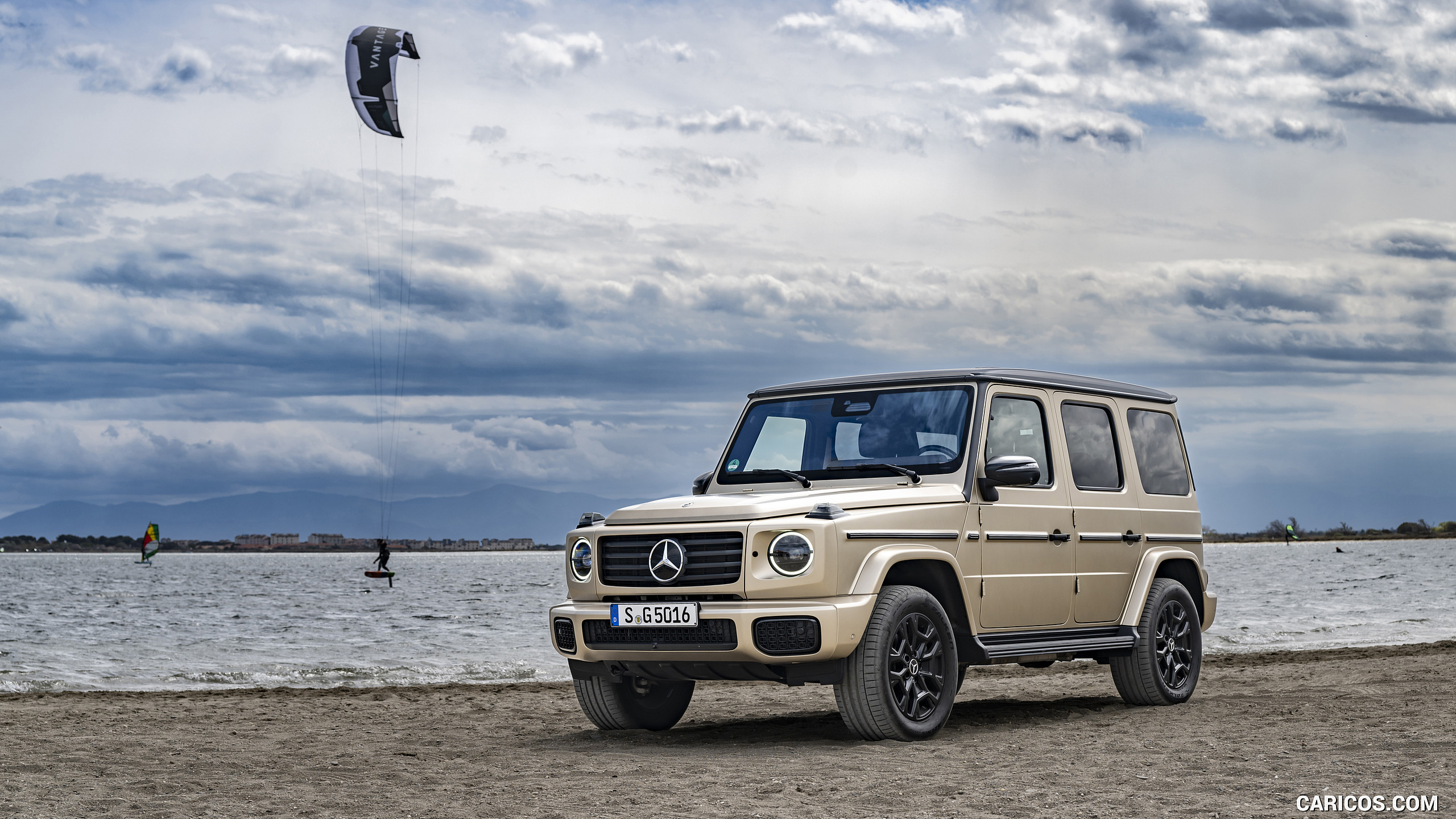 2025 Mercedes-Benz G 550 (Color: MANUFAKTUR Kalahari Gold Magno) - Front Three-Quarter, #110 of 135