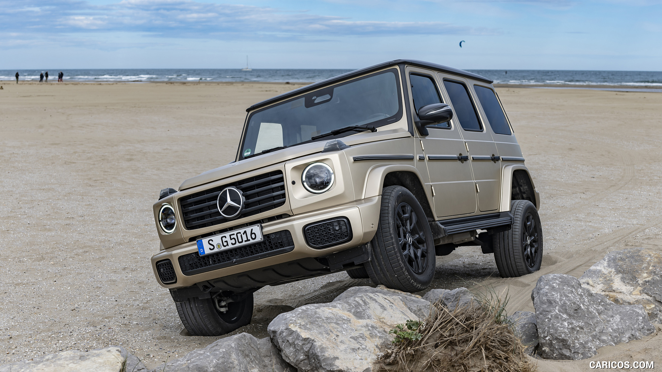 2025 Mercedes-Benz G 550 (Color: MANUFAKTUR Kalahari Gold Magno) - Front Three-Quarter, #116 of 135