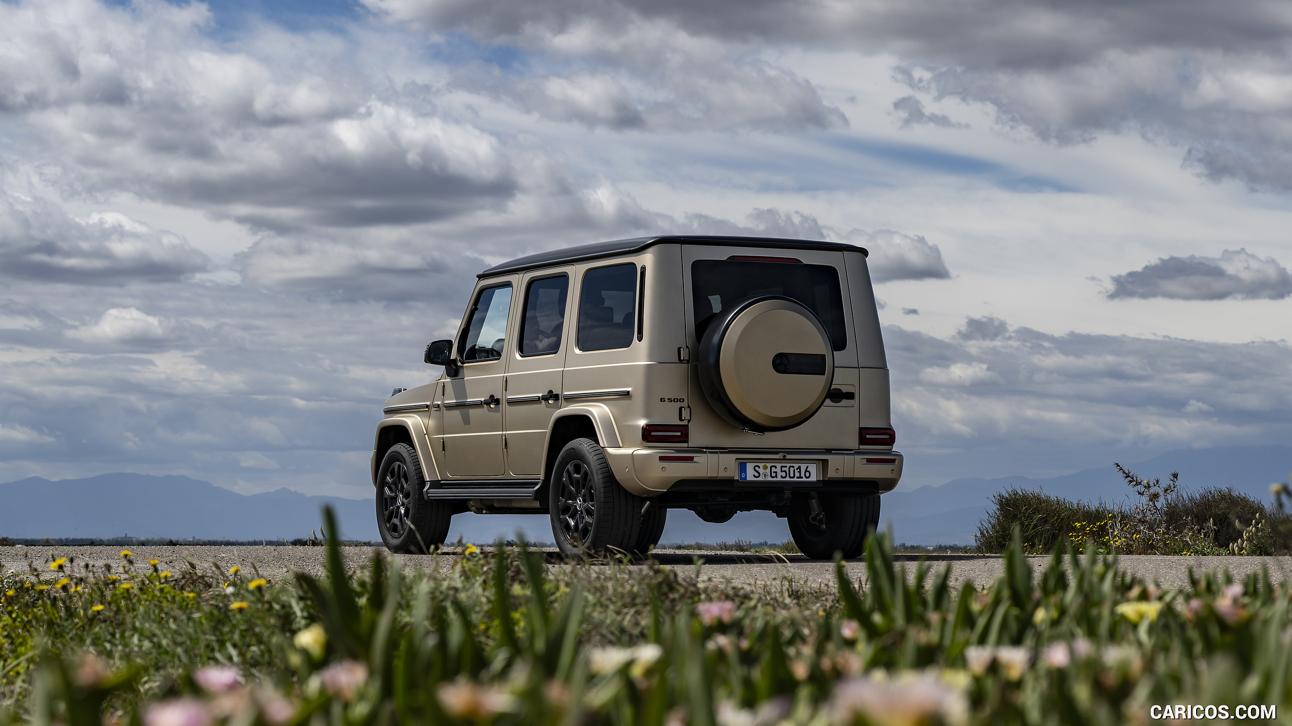 2025 Mercedes-Benz G 550 (Color: MANUFAKTUR Kalahari Gold Magno) - Rear Three-Quarter, #101 of 135